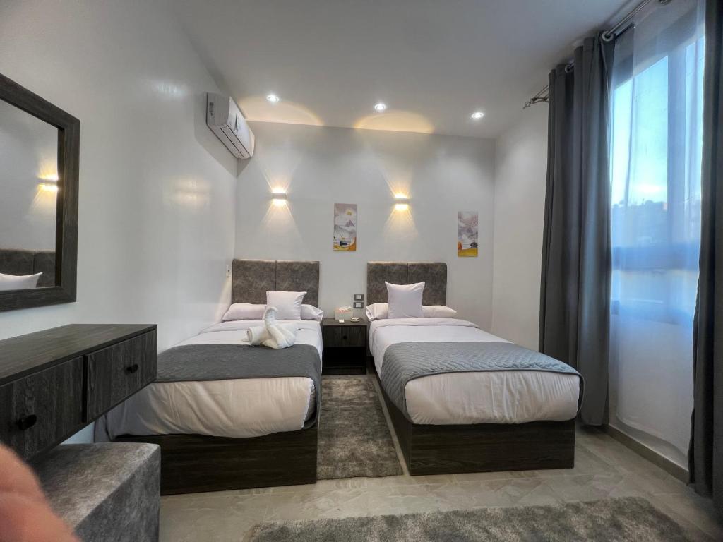 Postel nebo postele na pokoji v ubytování Capital City Hotel