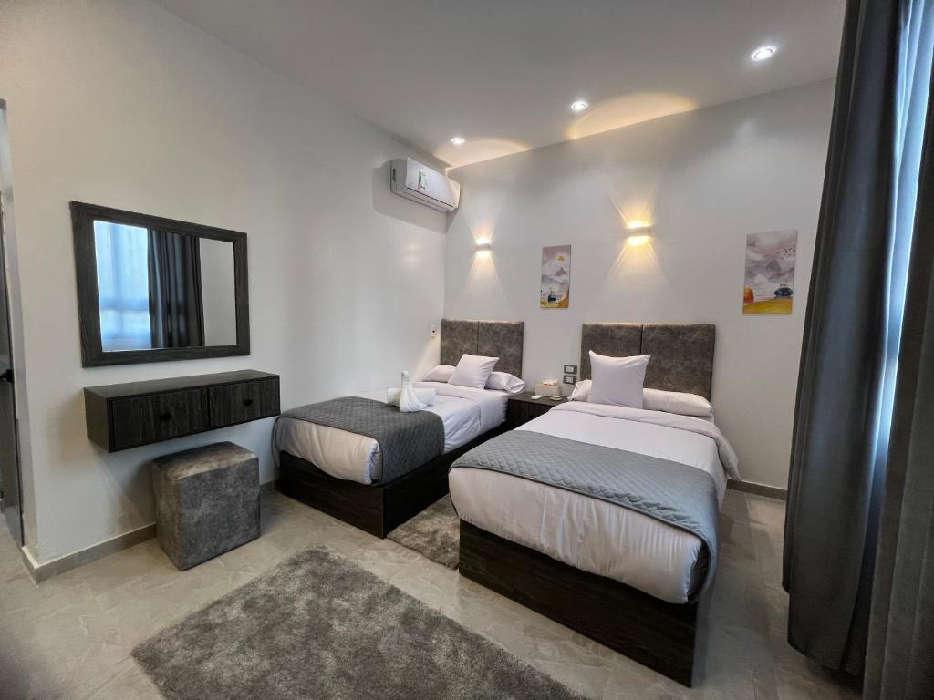 Postel nebo postele na pokoji v ubytování Capital City Hotel