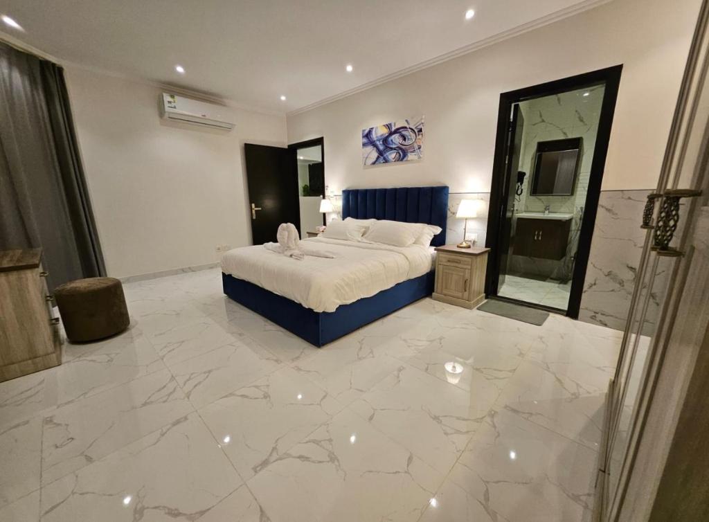 Postel nebo postele na pokoji v ubytování شقة بنظام فيلا مستقلة بالكورنيشapartment with villa system