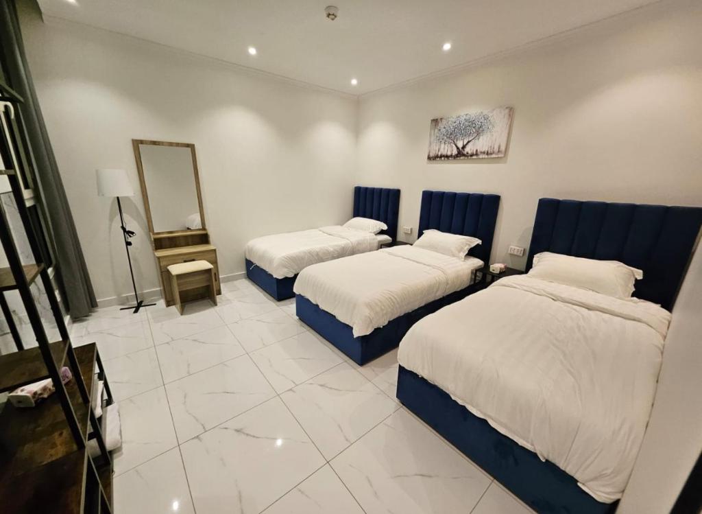 Postel nebo postele na pokoji v ubytování شقة بنظام فيلا مستقلة بالكورنيشapartment with villa system