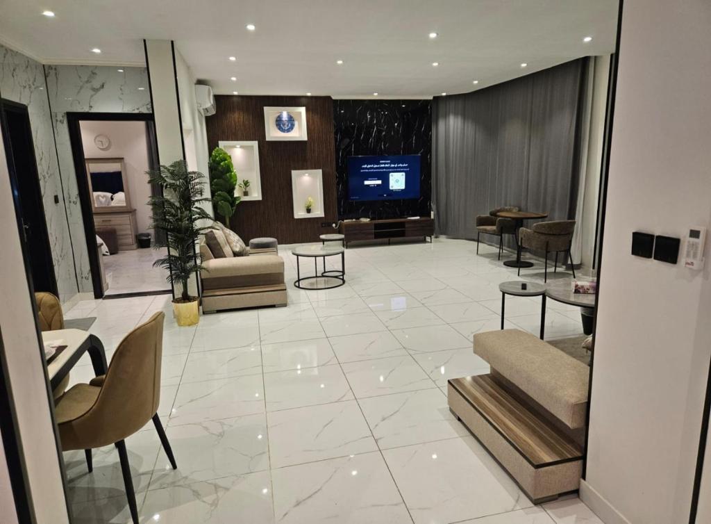 TV a/nebo společenská místnost v ubytování شقة بنظام فيلا مستقلة بالكورنيشapartment with villa system