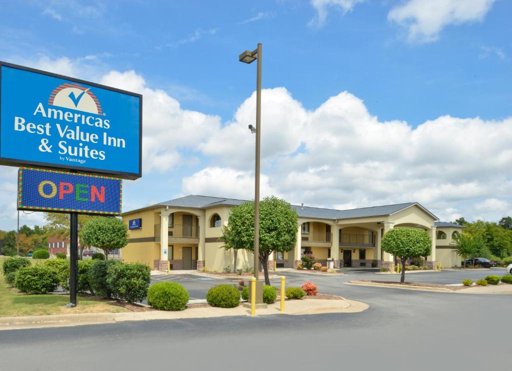 Una posada y suites con la mejor relación calidad precio firman frente a un edificio en Americas Best Value Inn and Suites Little Rock, en Little Rock