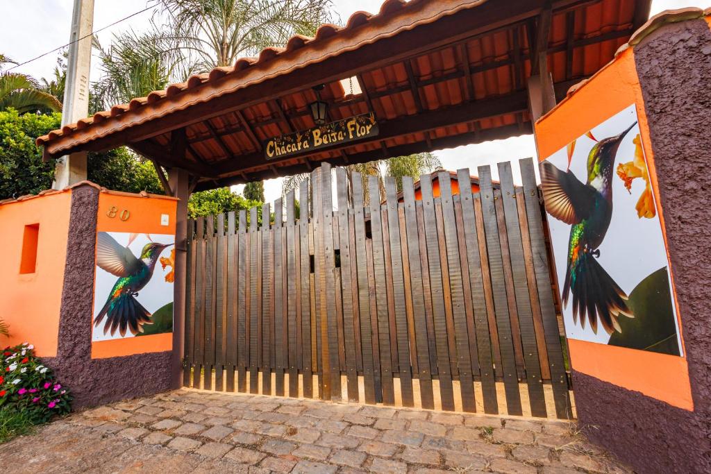 une porte avec un panneau indiquant un grand hôtel dans l'établissement Chácara Beija-Flor, à Socorro