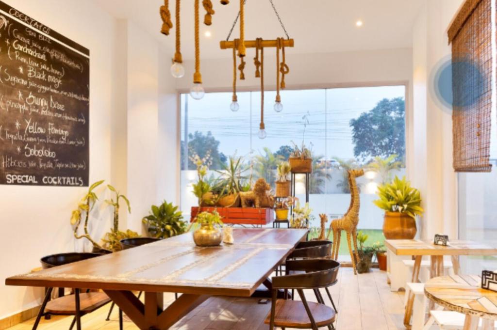 阿克拉Chic 1BR Apt with Pool, High-speed Internet at The Gallery, 10 mins from Airport, 5mins from Major Restaurants and Malls的一间带桌子和黑板的用餐室