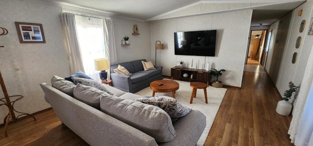 a living room with a couch and a tv at Indoor hosting in Interior