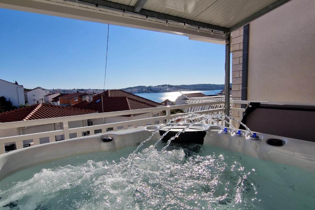 Apartments with hot tub Okrug Gornji, Ciovo - 12293