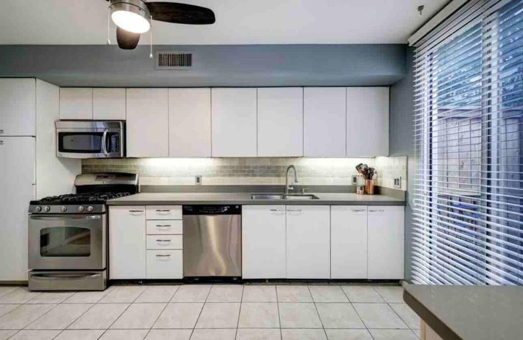 Kuchyň nebo kuchyňský kout v ubytování Spacious and stylish home in the heart of Houston
