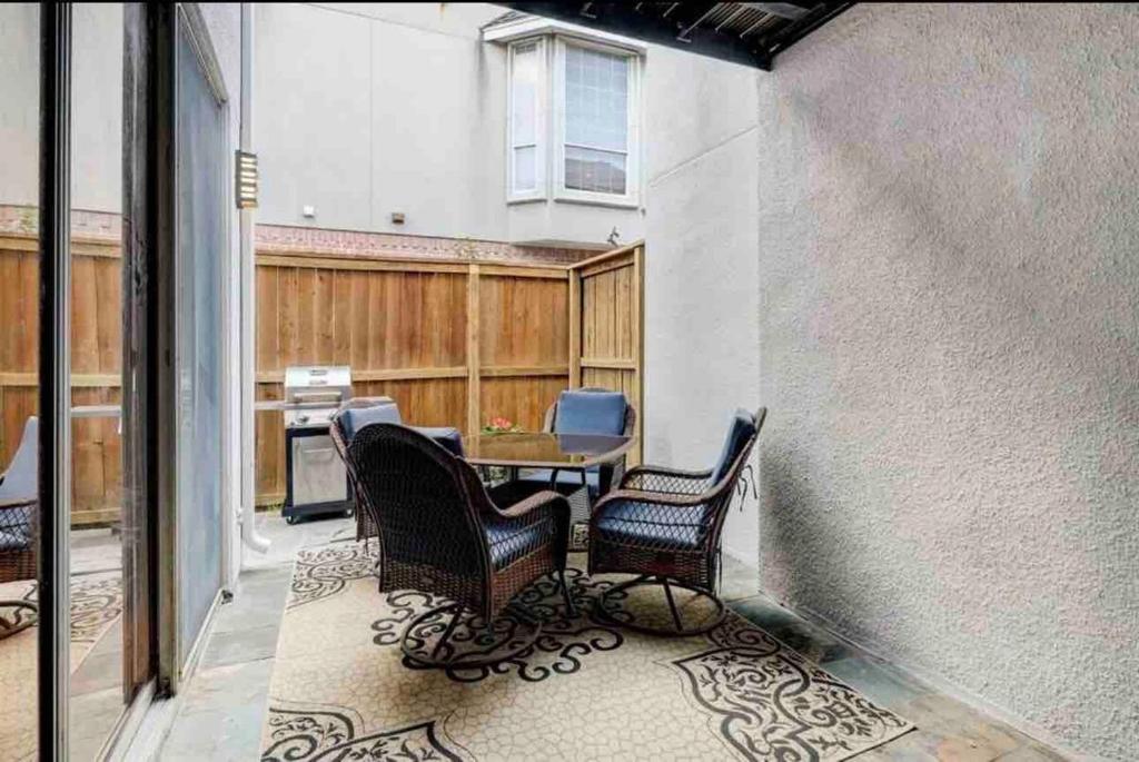 Posezení v ubytování Spacious and stylish home in the heart of Houston