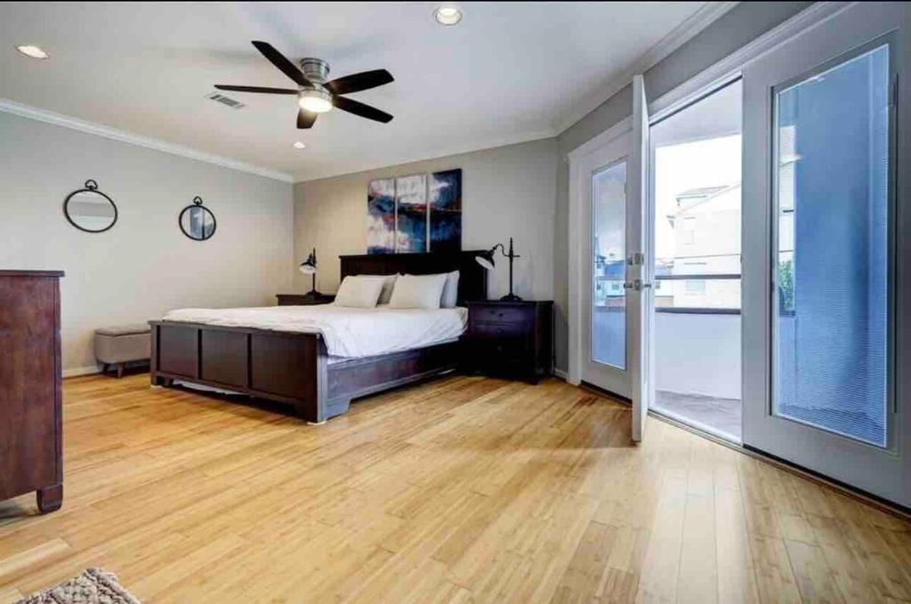 Postel nebo postele na pokoji v ubytování Spacious and stylish home in the heart of Houston