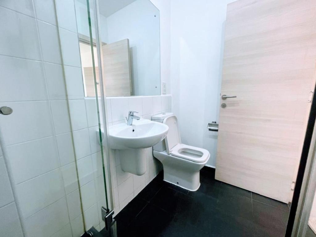 Chic 1BR Apt with Pool, High-speed Internet at The Gallery, 10 mins from Airport, 5mins from Major Restaurants and Malls的一间浴室