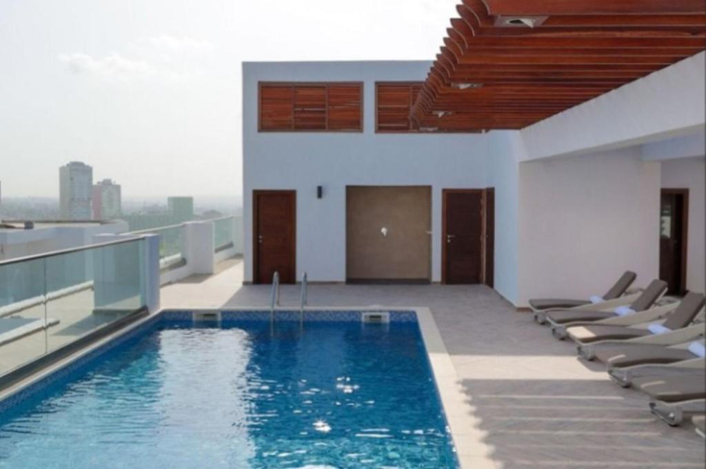 Chic 1BR Apt with Pool, High-speed Internet at The Gallery, 10 mins from Airport, 5mins from Major Restaurants and Malls内部或周边的泳池