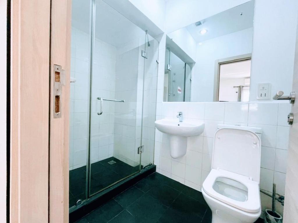 阿克拉Chic 1BR Apt with Pool, High-speed Internet at The Gallery, 10 mins from Airport, 5mins from Major Restaurants and Malls的配有马桶、水槽和淋浴的浴室