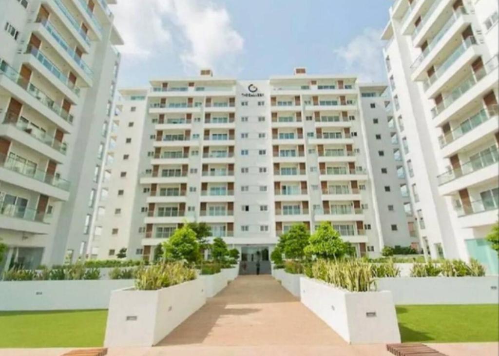 阿克拉Chic 1BR Apt with Pool, High-speed Internet at The Gallery, 10 mins from Airport, 5mins from Major Restaurants and Malls的一座白色的大建筑,两座大建筑