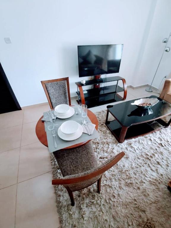 Chic 1BR Apt with Pool, High-speed Internet at The Gallery, 10 mins from Airport, 5mins from Major Restaurants and Malls的休息区