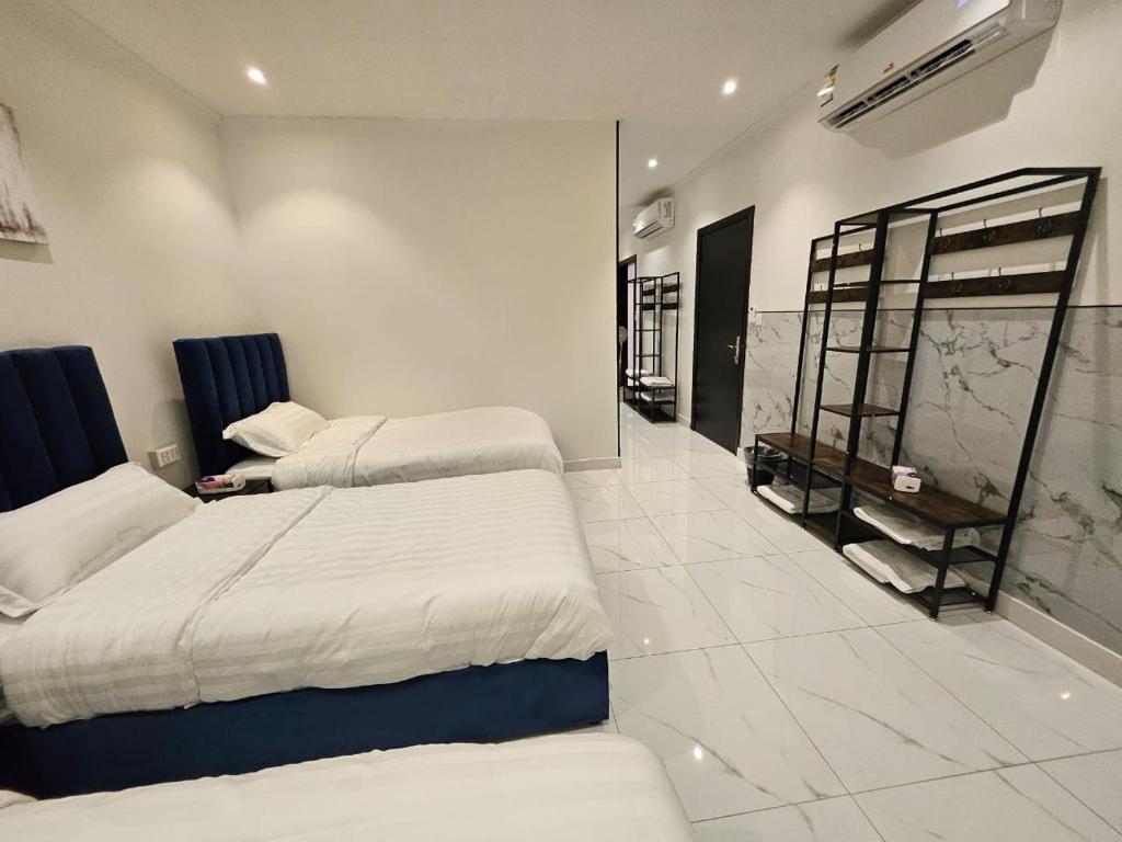 Postel nebo postele na pokoji v ubytování شقة بنظام فيلا مستقلة بالكورنيشapartment with villa system