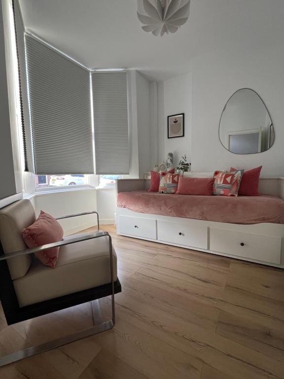 Posezení v ubytování 2025 Award Winner Liverpool Peach House - 4 Bedrooms