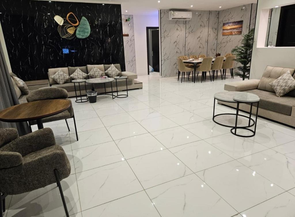 Posezení v ubytování شقة بنظام فيلا مستقلة بالكورنيشapartment with villa system