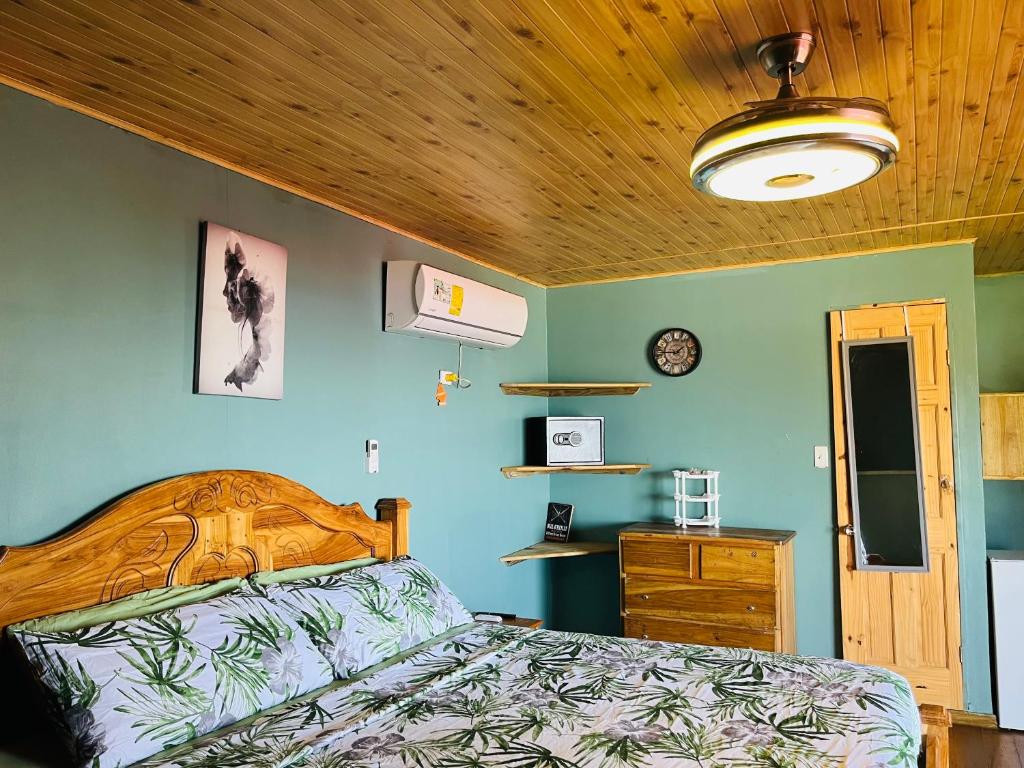 Postel nebo postele na pokoji v ubytování Soka Oceanview Loft Near Beach 15min Walk