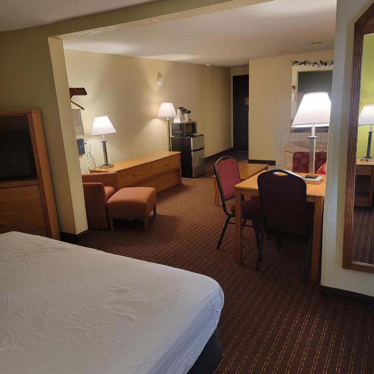 Days Inn by Wyndham Fort Dodge - King Studio Suite With Jetted Tub - Non-Smoking