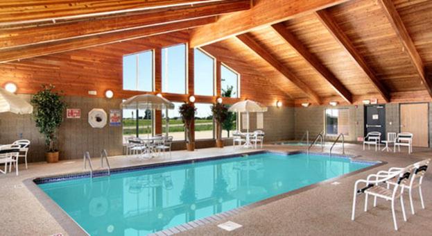 Bazén v ubytování Fossil Creek Hotel & Suites nebo v jeho okolí