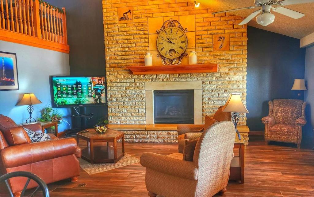 TV a/nebo společenská místnost v ubytování Fossil Creek Hotel & Suites