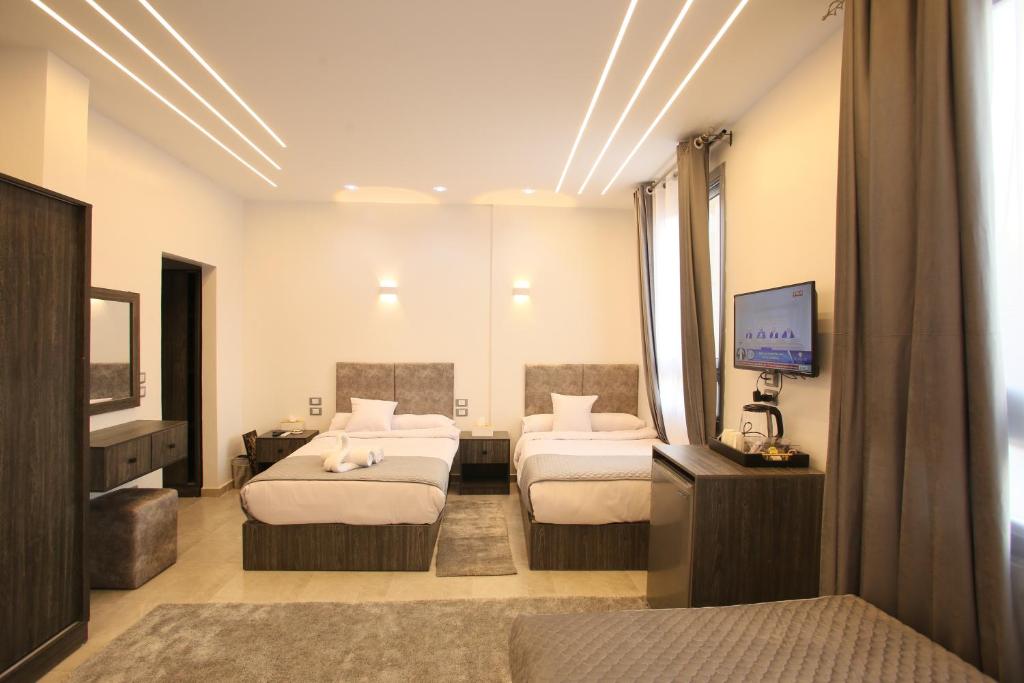 Postel nebo postele na pokoji v ubytování Capital City Hotel