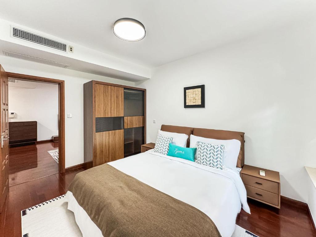 Tyms 2BR Apt WeiningRD Near CESIS Line2客房内的一张或多张床位