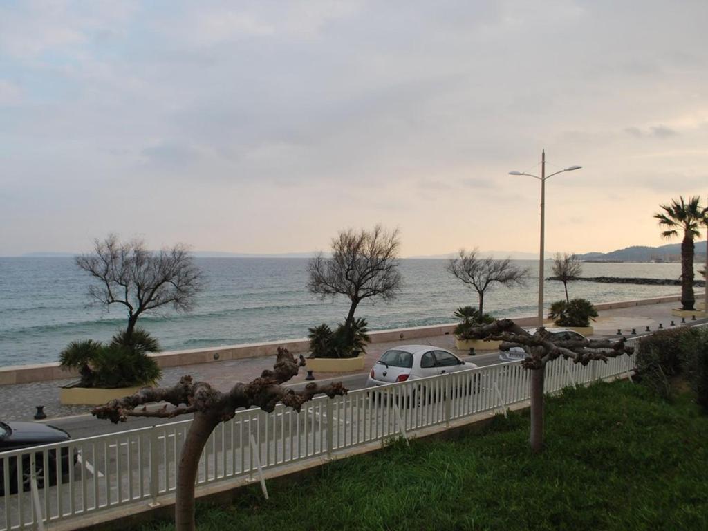 une voiture garée sur une route à côté de la plage dans l'établissement Le Lavandou T2 Cabine 4 personnes, à 10m de la plage avec parking - FR-1-803-90, au Lavandou