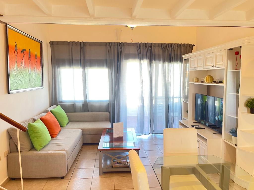 Una televisión o centro de entretenimiento en Stanza Mare Beach Front