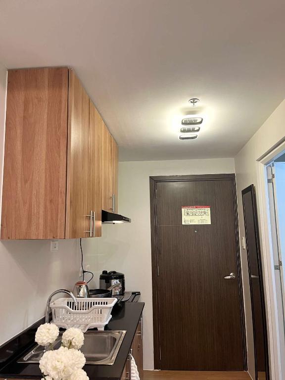 Kuchyň nebo kuchyňský kout v ubytování Best Condo Studio 24th Floor The Loop Tower CDO Lucky 4