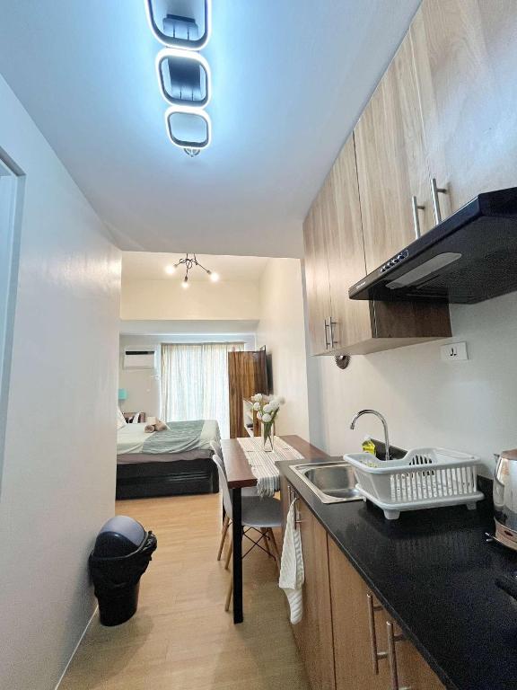 Kuchyň nebo kuchyňský kout v ubytování Best Condo Studio 24th Floor The Loop Tower CDO Lucky 4