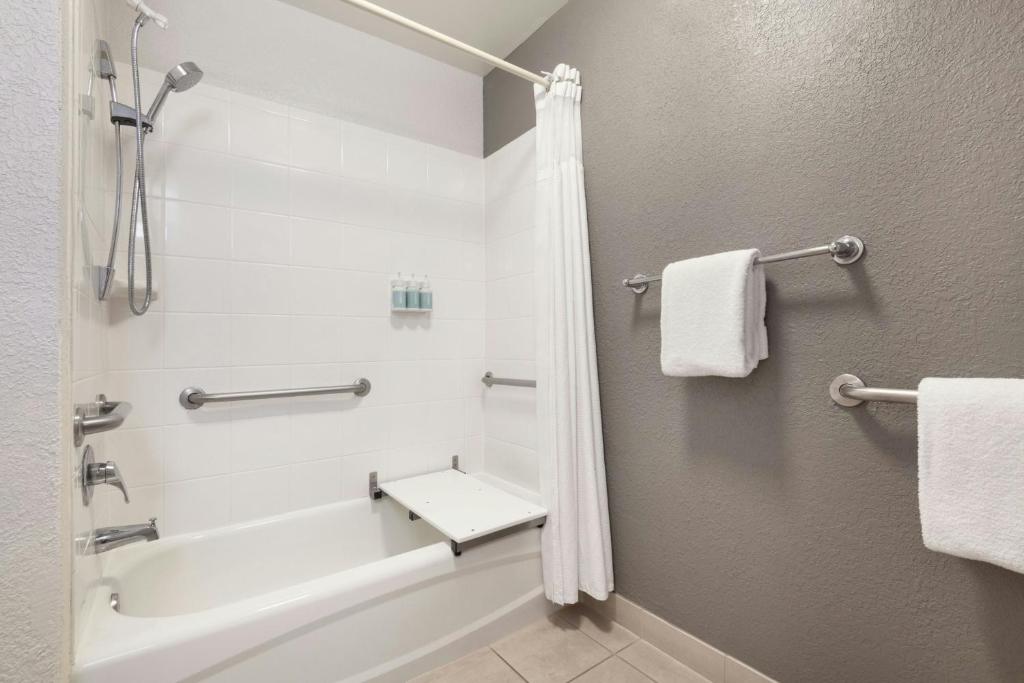 Um banheiro em Courtyard by Marriott Maui Kahului Airport