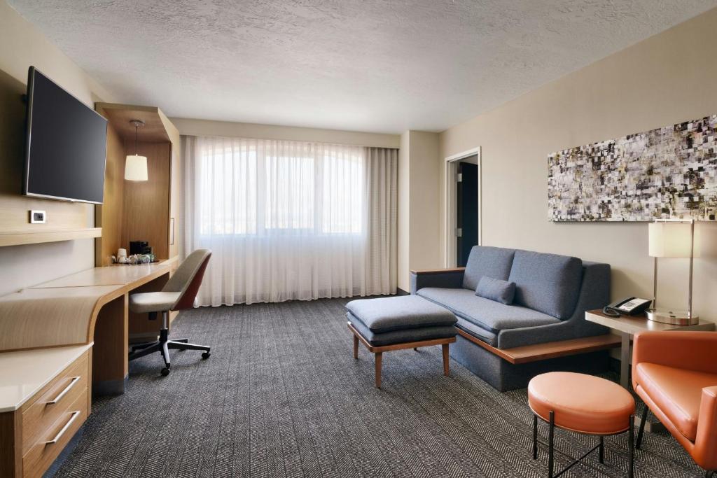 TV a/nebo společenská místnost v ubytování Courtyard by Marriott Ogden