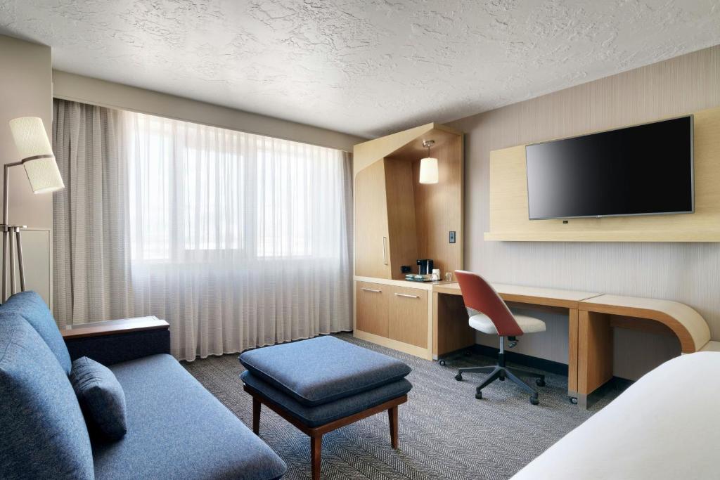 TV a/nebo společenská místnost v ubytování Courtyard by Marriott Ogden