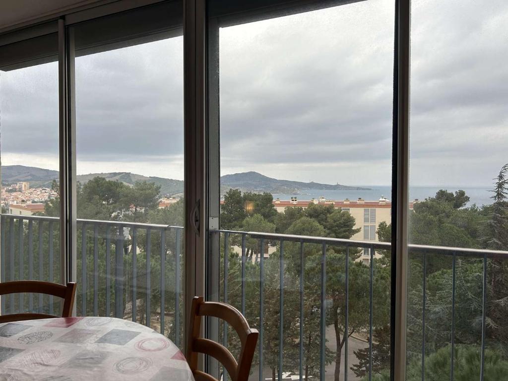 une vue d'un balcon avec une table et des chaises dans l'établissement Appartement studio lumineux 3-4 couchages à Banyuls-sur-Mer - FR-1-225C-158, à Banyuls-sur-Mer