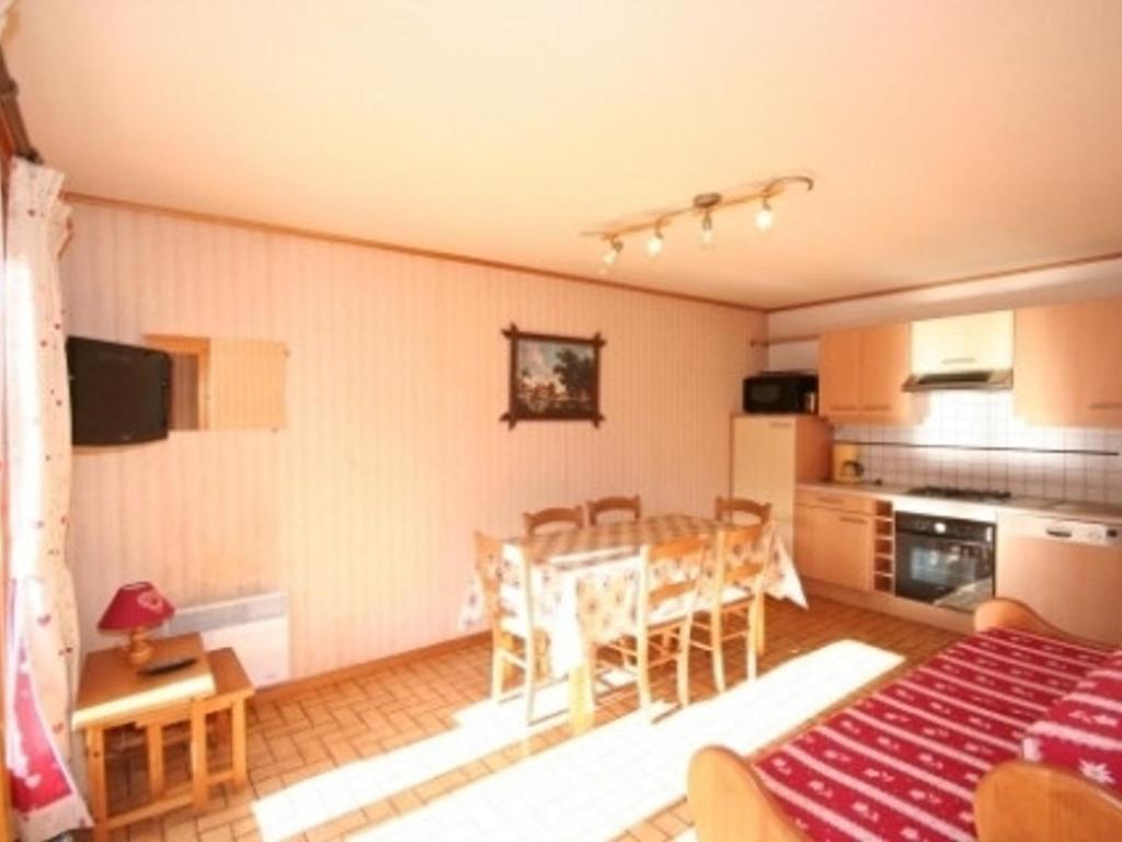 une cuisine et une salle à manger avec une table et des chaises dans l'établissement Châtel: Appartement 2 pièces, 5 pers., Animaux admis - FR-1-676-218, à Châtel