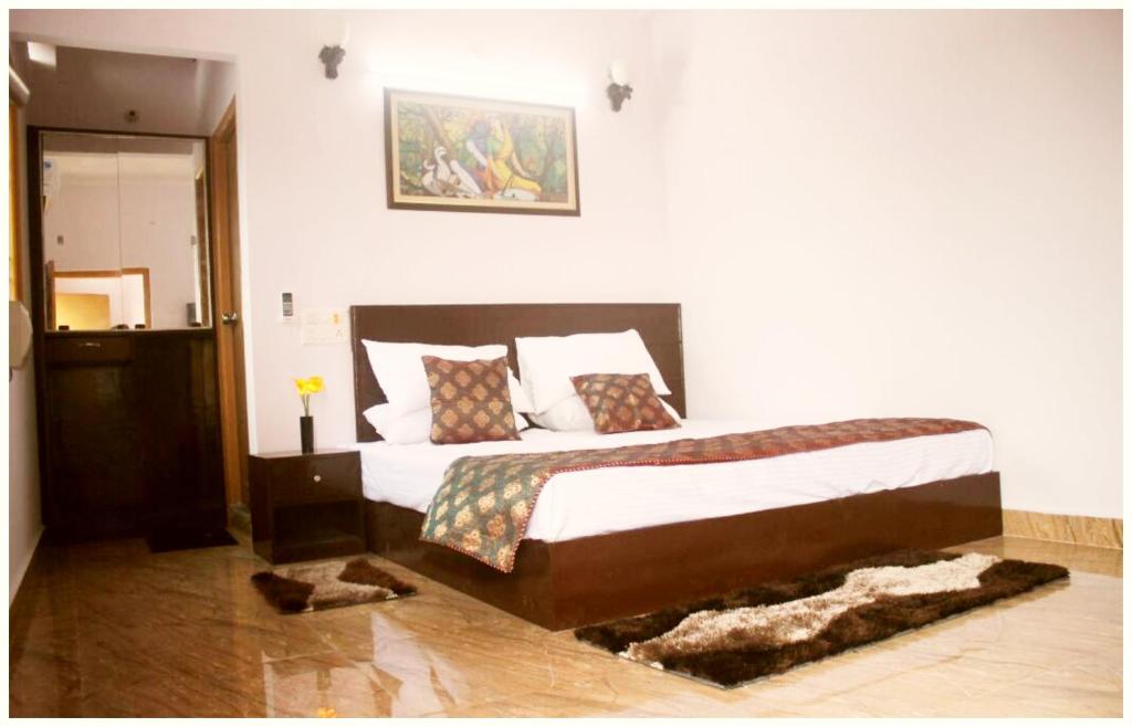 Postel nebo postele na pokoji v ubytování A PREMIUM VARANASI HOTEL D - S - R E S I D E N C Y - fully Air Conditioned hotel at Prime Location - Hygiene & Spacious Room - with wifi Facilities - BEST HOTEL IN VARANASI