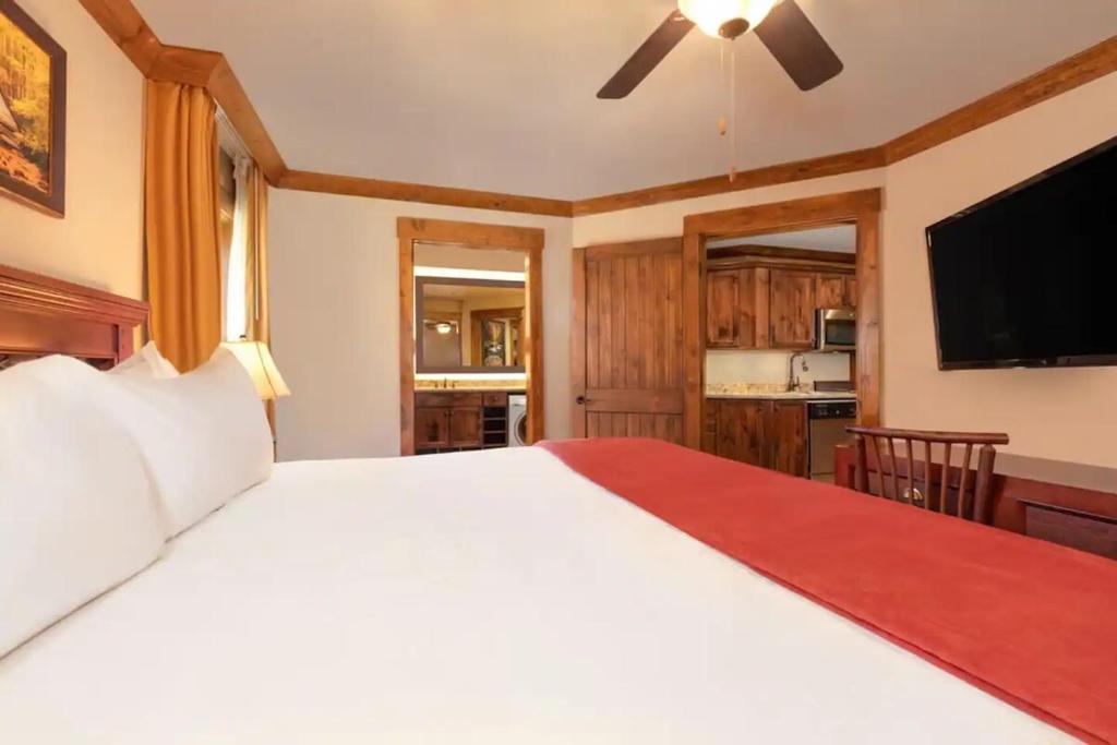 a bedroom with a white bed and a flat screen tv at 1 BR Westgate Resort Sleeps 4 in Gatlinburg