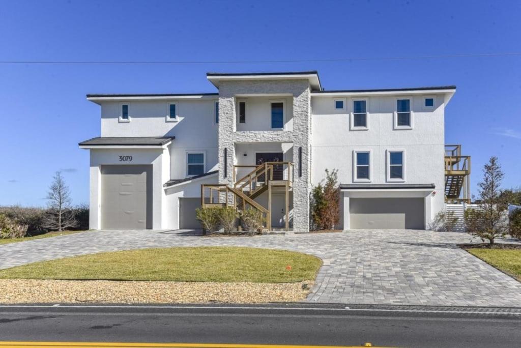 una gran casa blanca con entrada para coches en The White House on Flagler Beach - All home, en Flagler Beach