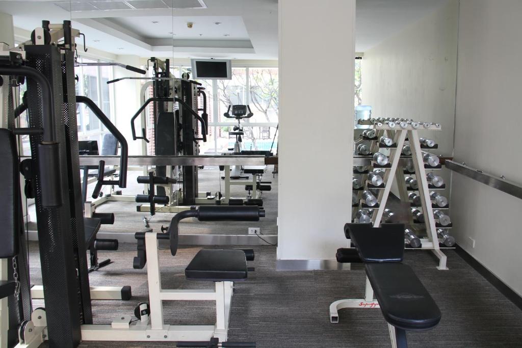 Fitness centrum a/nebo fitness zařízení v ubytování FuramaXclusive Sathorn, Bangkok