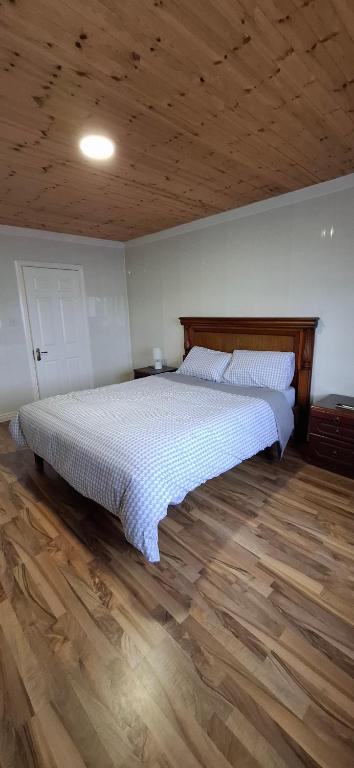 Postel nebo postele na pokoji v ubytování Gala House Strandhill