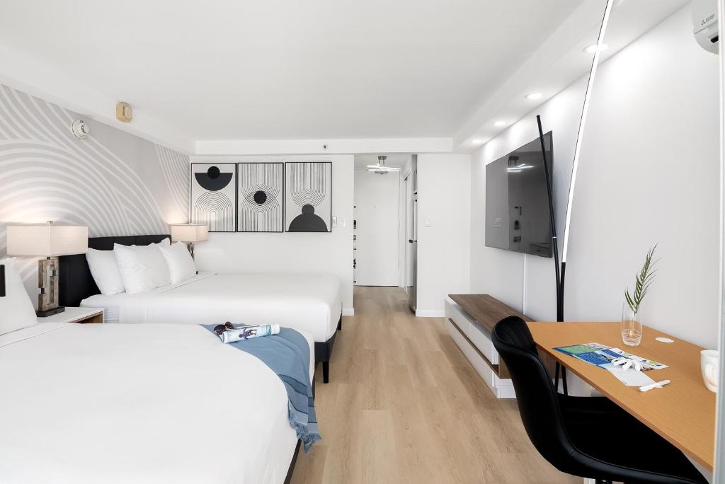 Ένα ή περισσότερα κρεβάτια σε δωμάτιο στο Newly Renovated Studio with Pool & Steps to Waikiki Beach