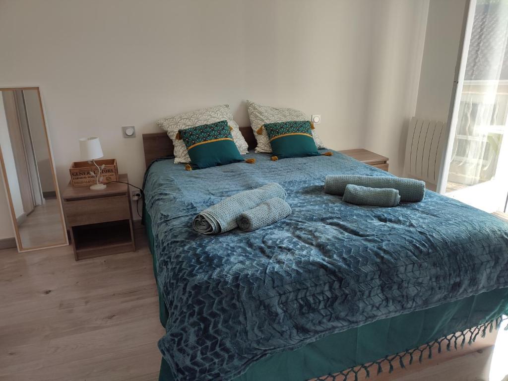 a bedroom with a bed with towels on it at studio cosy la Dacquoise centre-ville internet haut-débit in Dax