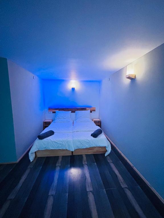 Postel nebo postele na pokoji v ubytování Kanditheemu Inn