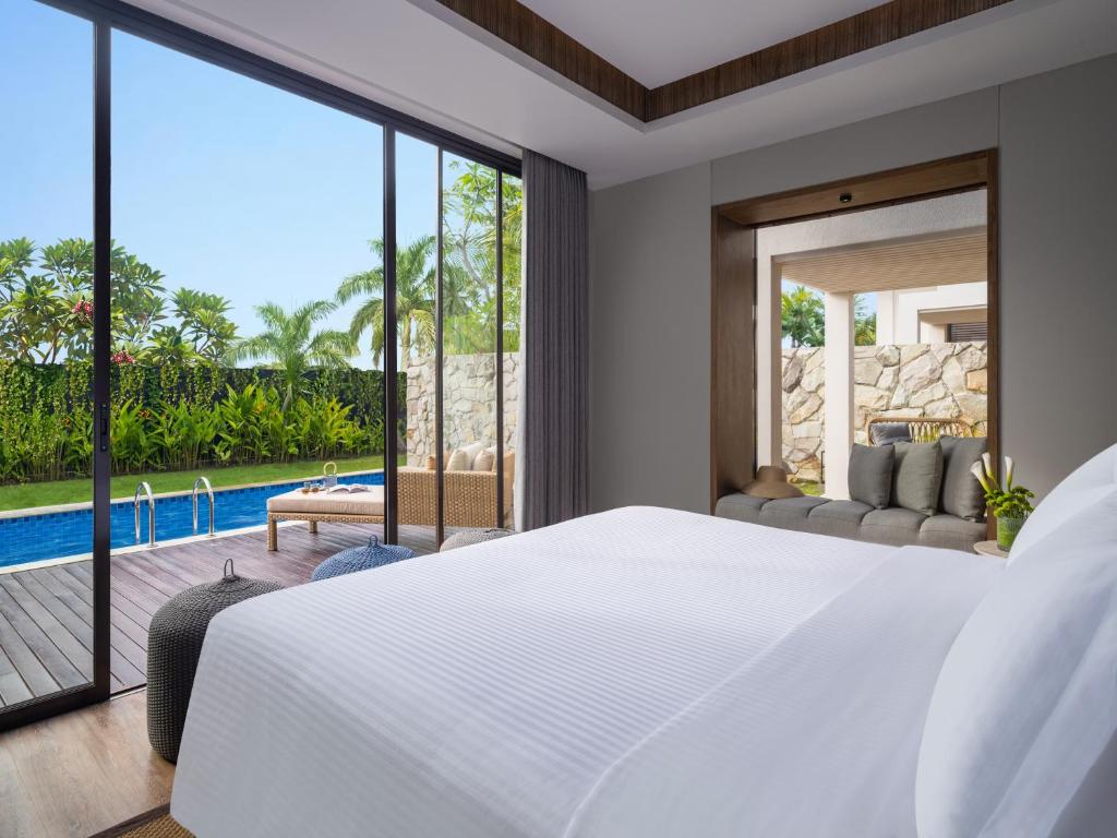Bazén v ubytování Pullman Lombok Merujani Mandalika Beach Resort nebo v jeho okolí