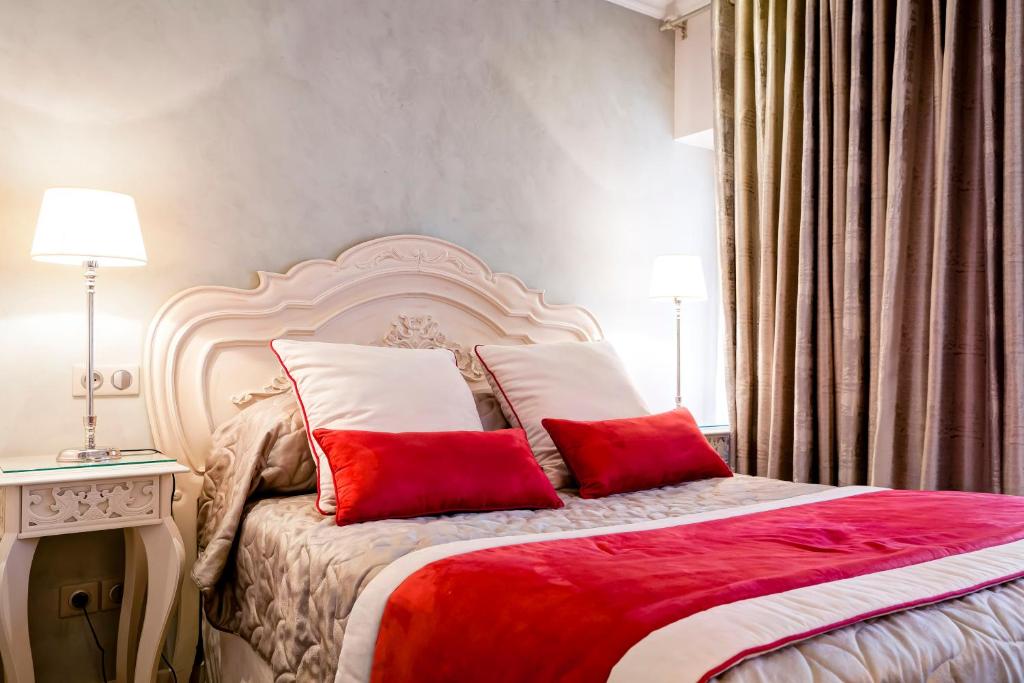 Postel nebo postele na pokoji v ubytování Grand Hotel des Terreaux