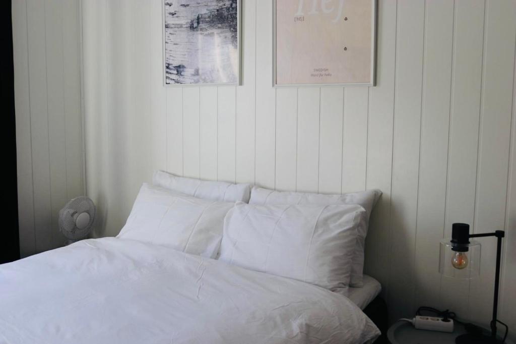 Postel nebo postele na pokoji v ubytování Les Homes - Modern & Cozy Stay Near Oslo Airport