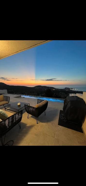 Elle offre une vue sur une terrasse avec un bateau. dans l'établissement Villa Bellagio avec vue exceptionnelle, à Monticello