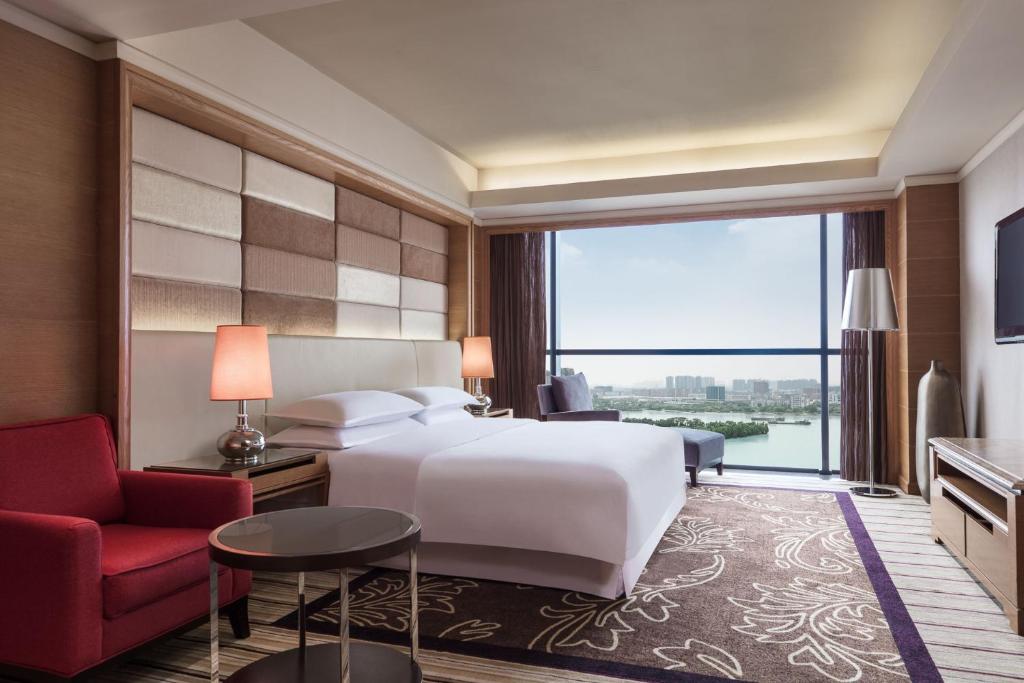 Postel nebo postele na pokoji v ubytování Sheraton Shunde Hotel
