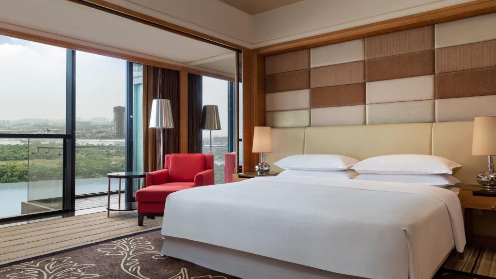 Postel nebo postele na pokoji v ubytování Sheraton Shunde Hotel